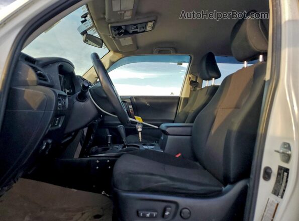 JTEBU5JR2G5396643 2016 TOYOTA 4RUNNER White წინა სალონის ხედი