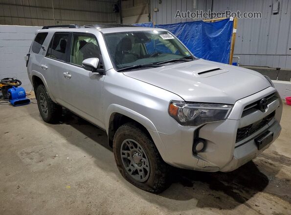 JTEBU5JR2L5739963 2020 TOYOTA 4RUNNER Silver Front right