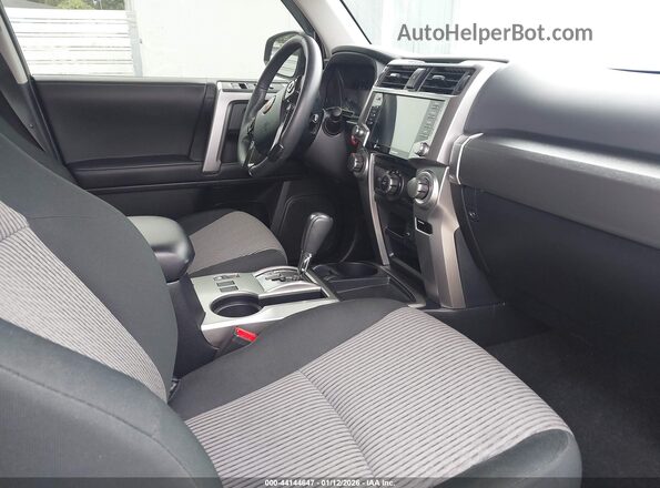 JTEEU5JR1N5269893 2022 TOYOTA 4RUNNER Gray Widok wnętrza z przodu
