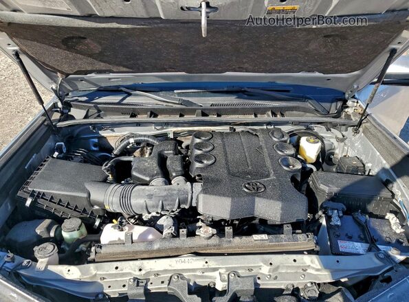 JTEEU5JR4R5306229 2024 TOYOTA 4RUNNER Silver Вид підкапотного простору