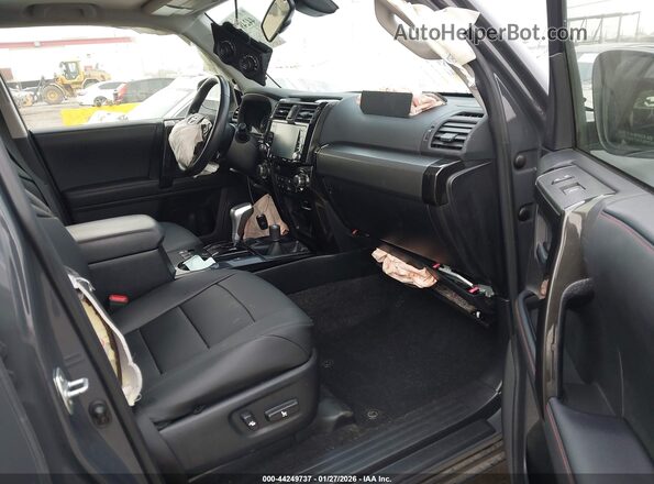 JTELU5JR6R6270156 2024 TOYOTA 4RUNNER Серый Вид салона спереди