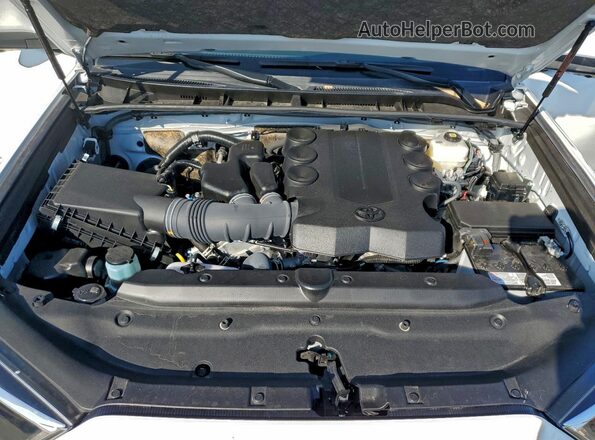 JTELU5JRXR6304681 2024 TOYOTA 4RUNNER White Widok komory silnika
