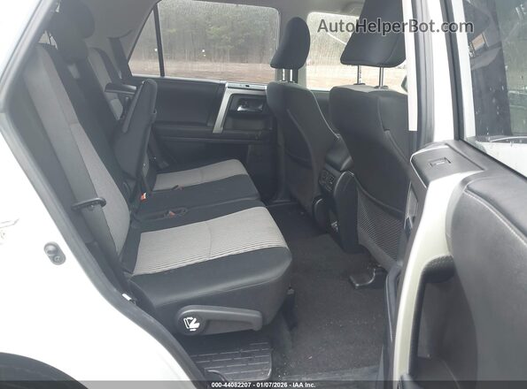 JTEMU5JR1R6273261 2024 TOYOTA 4RUNNER White VIN კოდის სტიკერის ხედი