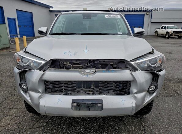 JTENU5JR1R6268839 2024 TOYOTA 4RUNNER Silver Widok z przodu