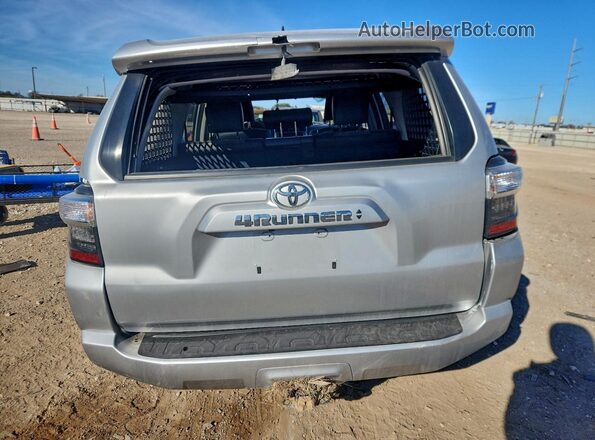 JTENU5JR8N6017889 2022 TOYOTA 4RUNNER Silver Widok z tyłu