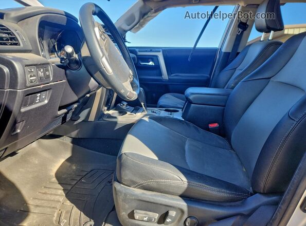 JTENU5JR8N6017889 2022 TOYOTA 4RUNNER Silver Widok wnętrza z przodu