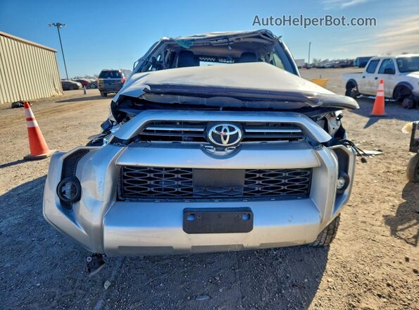 JTENU5JR8N6017889 2022 TOYOTA 4RUNNER Silver Widok z przodu