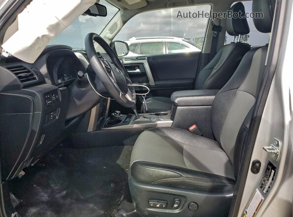 JTENU5JR8N6045840 2022 TOYOTA 4RUNNER Серебряный Вид салона спереди