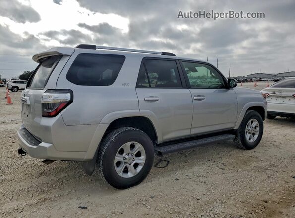 JTENU5JR8N6045840 2022 TOYOTA 4RUNNER Серебряный Задняя правая четверть
