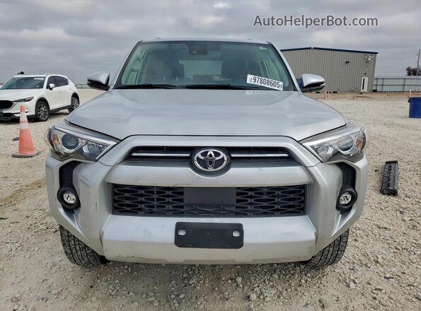 JTENU5JR8N6045840 2022 TOYOTA 4RUNNER Серебряный Вид спереди