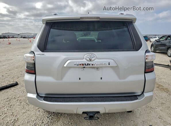 JTENU5JR8N6045840 2022 TOYOTA 4RUNNER Серебряный Вид сзади