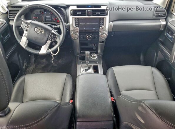 JTENU5JR8N6045840 2022 TOYOTA 4RUNNER Серебряный Вид панели приборов