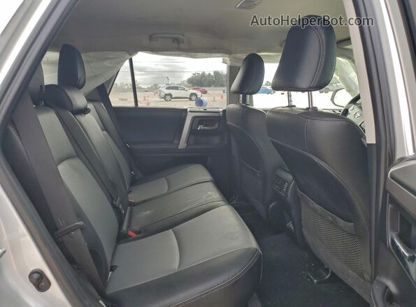 JTENU5JR8N6045840 2022 TOYOTA 4RUNNER Серебряный Вид задней части салона