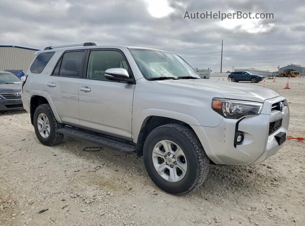 JTENU5JR8N6045840 2022 TOYOTA 4RUNNER Серебряный Передняя правая четверть