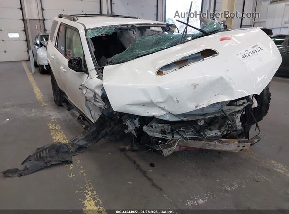 JTEPU5JR5R6238834 2024 TOYOTA 4RUNNER White Widok z przodu