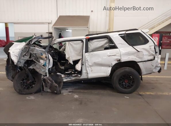 JTEPU5JR5R6238834 2024 TOYOTA 4RUNNER White Widok wnętrza z tyłu