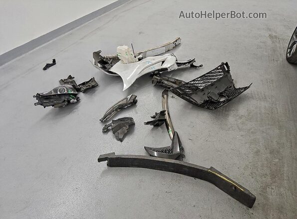 JTHBA1D22J5076166 2018 LEXUS IS White Widok komory silnika