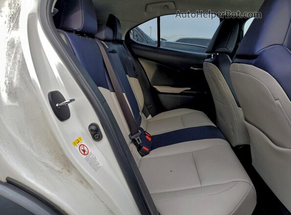 JTHY3JBH2K2001840 2019 LEXUS UX White Vista de los asientos traseros