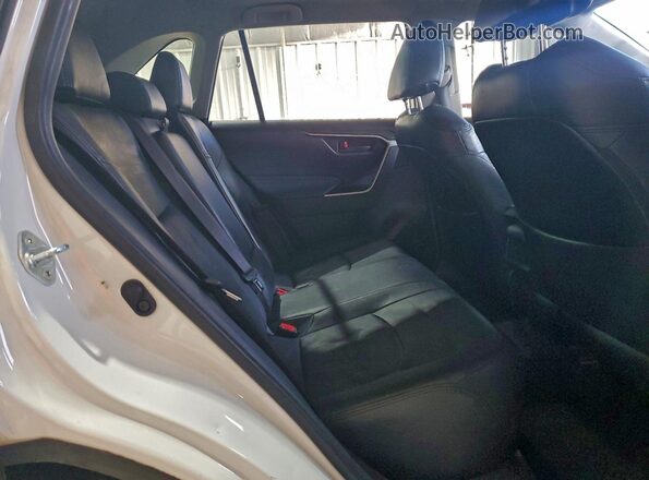 JTMH1RFV3KJ004953 2019 TOYOTA LE White Vista interior trasera