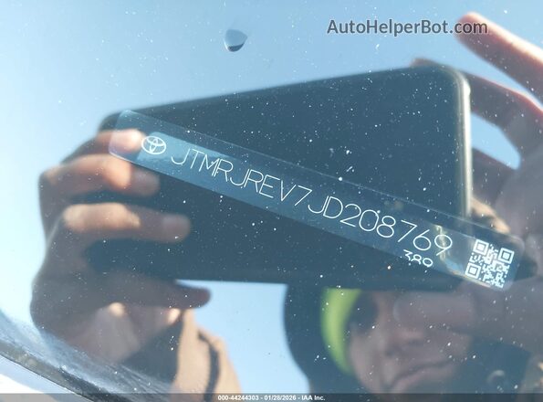 JTMRJREV7JD208769 2018 TOYOTA LE Silver Շարժիչի բաժամունքի տեսք