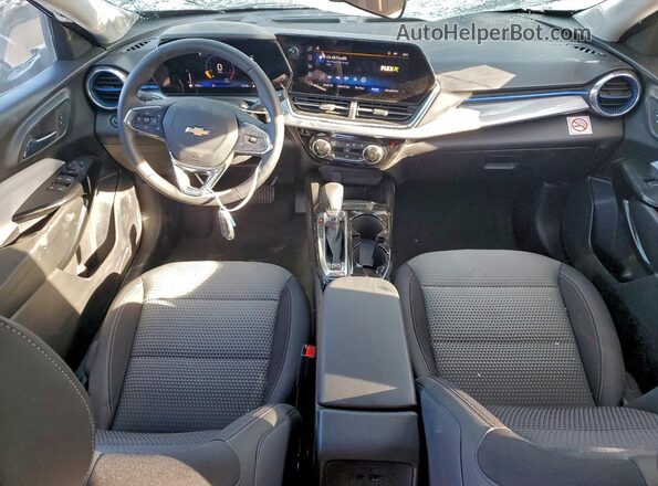 KL77LHEP0TC009520 2026 CHEVROLET TRAX Белый Вид панели приборов