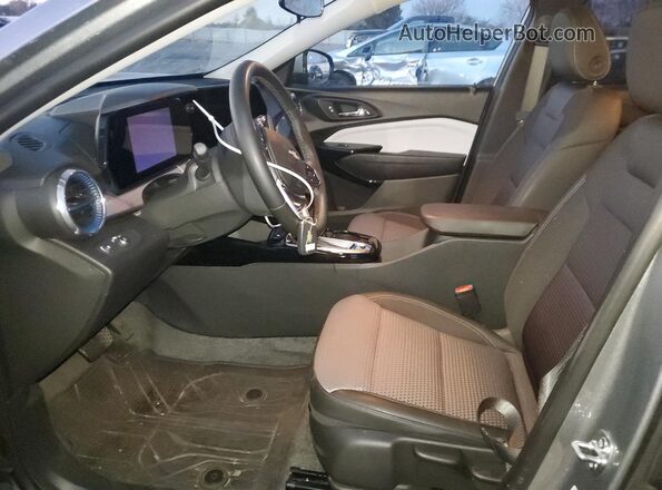 KL77LHEP4SC244078 2025 CHEVROLET TRAX Gray Вид салону спереду
