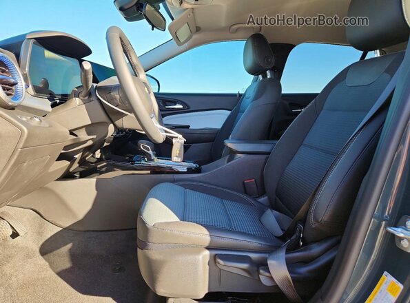 KL77LHEP7TC007733 2026 CHEVROLET TRAX Зеленый Вид салона спереди