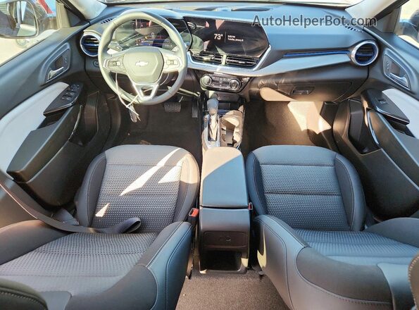 KL77LHEP7TC007733 2026 CHEVROLET TRAX Зеленый Вид панели приборов