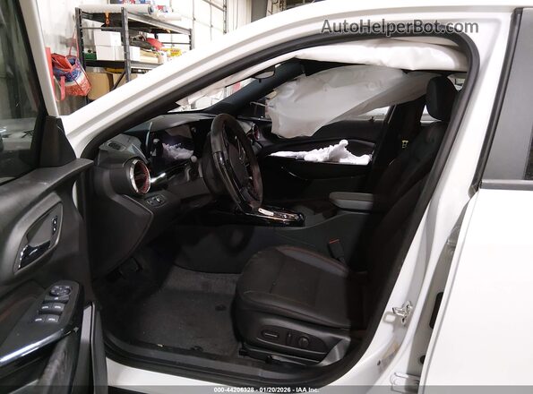 KL77LJEP1TC056045 2026 CHEVROLET TRAX White Widok wnętrza z przodu