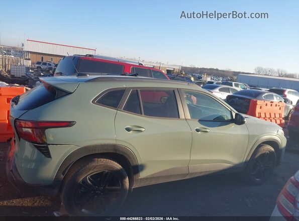 KL77LKEPXSC256930 2025 CHEVROLET TRAX Зеленый Вид задней части салона