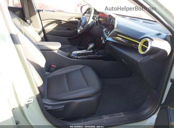 KL77LKEPXSC256930 2025 CHEVROLET TRAX Зеленый Вид салона спереди