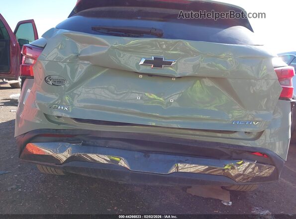 KL77LKEPXSC256930 2025 CHEVROLET TRAX Зеленый Вид спереди