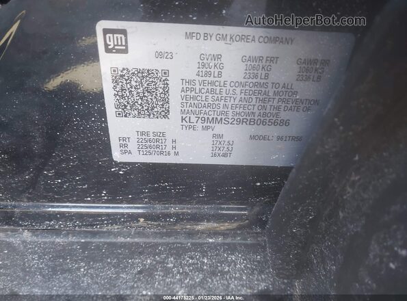 KL79MMS29RB065686 2024 CHEVROLET TRAILBLAZER Black Widok naklejki z numerem VIN