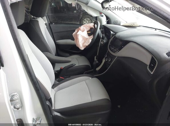 KL7CJKSB0MB304876 2021 CHEVROLET TRAX White Вид салону спереду