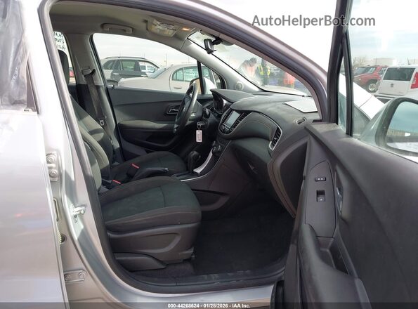 KL7CJKSB4HB124693 2017 CHEVROLET TRAX Серебряный Вид салона спереди