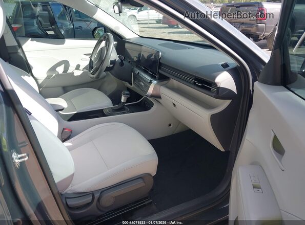 KM8HB3AB2RU182414 2024 HYUNDAI KONA Серый Вид салона спереди