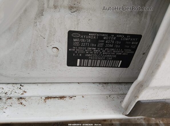 KMHC05LC7JU088096 2018 HYUNDAI IONIQ HYBRID White Vista del compartimento del motor