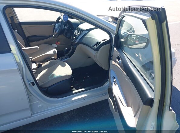 KMHCT4AEXHU181565 2017 HYUNDAI ACCENT Cream წინა სალონის ხედი