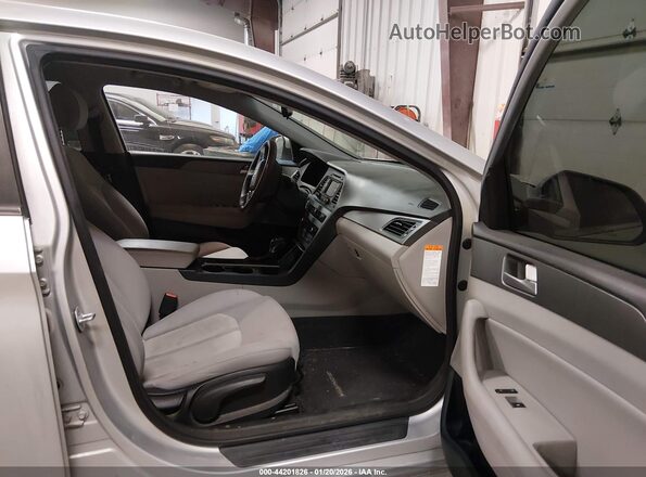 KMHE24L10GA010796 2016 HYUNDAI SONATA HYBRID Silver Widok wnętrza z przodu