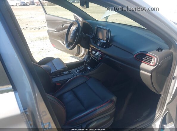KMHH55LC2JU077076 2018 HYUNDAI ELANTRA GT Серебряный Вид салона спереди