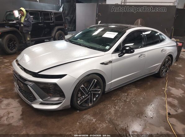 KMHL54JC5SA453067 2025 HYUNDAI SONATA Silver Առջևի ձախ երեք քառորդ տեսարան