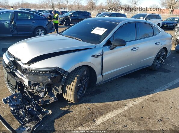 KMHL54JC8SA505792 2025 HYUNDAI SONATA Silver წინა მარცხენა ხედი სამი მეოთხედიდან