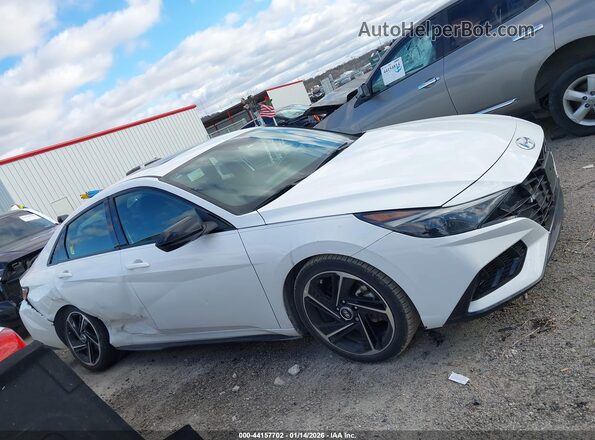 KMHLR4AFXNU309970 2022 HYUNDAI ELANTRA White Widok wnętrza z tyłu
