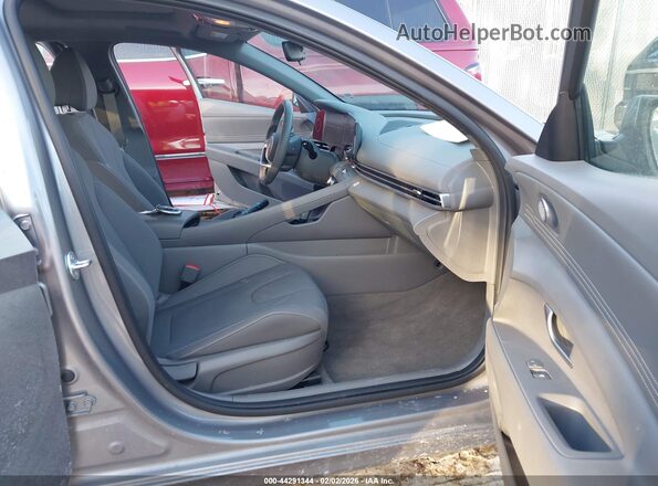 KMHLS4DG3SU893049 2025 HYUNDAI ELANTRA Серый Вид салона спереди