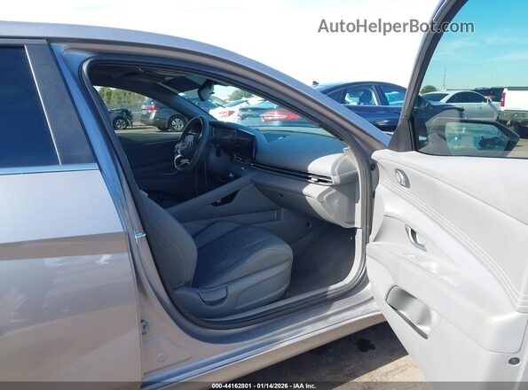 KMHLS4DG4SU911820 2025 HYUNDAI ELANTRA Silver Вид салону спереду
