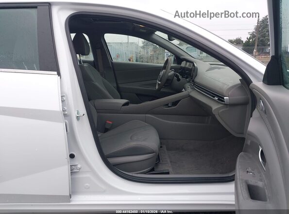 KMHLS4DG5SU027062 2025 HYUNDAI ELANTRA White Вид салону спереду