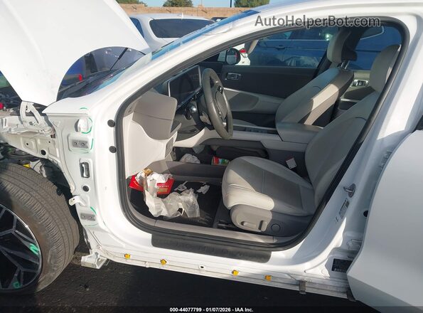 KMHM34AA0RA073928 2024 HYUNDAI IONIQ 6 White Widok wnętrza z przodu