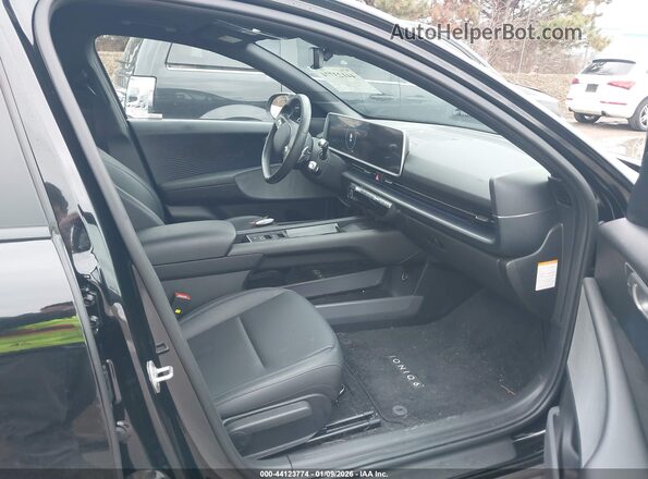 KMHM34AC7PA022392 2023 HYUNDAI IONIQ 6 Черный Вид салона спереди