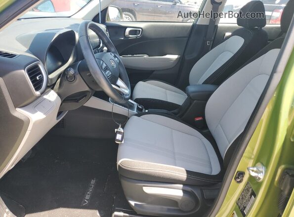 KMHRC8A31RU331984 2024 HYUNDAI VENUE Green Front interior view
