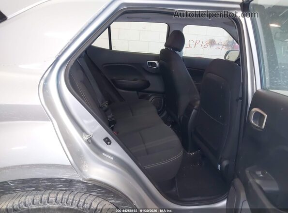 KMHRC8A32NU158552 2022 HYUNDAI VENUE Silver Vista de la etiqueta del VIN